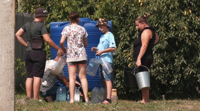 Жителі Завадівки у черзі за водою Жителі Завадівки у черзі за водою