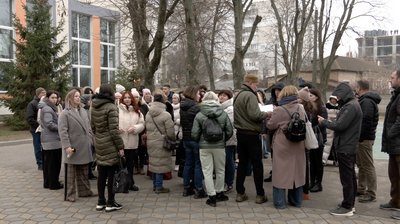 Батьки першої міської гімназії в Черкасах вимагають припинити перевірки у школі Батьки першої міської гімназії в Черкасах вимагають припинити перевірки у школі