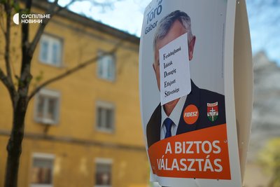 Політична агітація у Секешфегерварі. Угорщина, 8 квітня 2026 року. На плакаті мажоритарного кандидата від "Фідес" — гасло "Безпечний вибір". Листок на ньому "розшифровує" назву партії як абревіатуру, в якій є, зокрема, слова "ідіоти" й "демагоги"