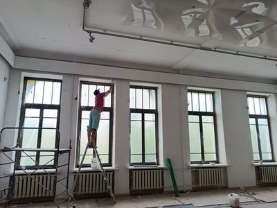 З 96 вибитих вікон встановили вже 38 нових. Як художній музей у Дніпрі відновлюється і працює після атак РФ З 96 вибитих вікон встановили вже 38 нових. Як художній музей у Дніпрі відновлюється і працює після атак РФ