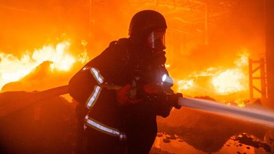 Пожежа на АЗС та двоє травмованих: наслідки падіння уламків російських БпЛА на Хмельниччині Пожежа на АЗС та двоє травмованих: наслідки падіння уламків російських БпЛА на Хмельниччині