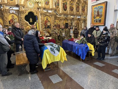 У Полтаві прощаються із двома військовослужбовцями, які загинули на Донеччині У Полтаві прощаються із двома військовослужбовцями, які загинули на Донеччині