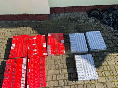 На Волині у вантажних вагонах поїзда знайшли сховані в чорній руді безакцизні сигарети На Волині у вантажних вагонах поїзда знайшли сховані в чорній руді безакцизні сигарети