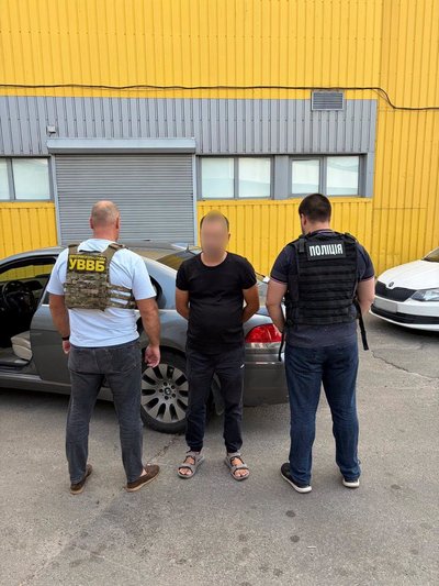 У Харкові затримали чоловіка, якого підозрюють в організації втечі чоловіків у Білорусь через Рівненську область У Харкові затримали чоловіка, якого підозрюють в організації втечі чоловіків у Білорусь через Рівненську область