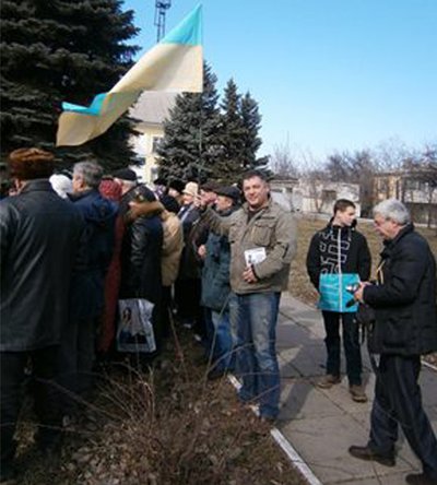 "Гей-гу, чорти ми лісові". Як 25 років тому у Кадіївці на Луганщині підняли перший синьо-жовтий прапор "Гей-гу, чорти ми лісові". Як 25 років тому у Кадіївці на Луганщині підняли перший синьо-жовтий прапор