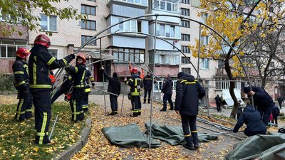 Рятувальники ставлять намет Рятувальники ставлять намет