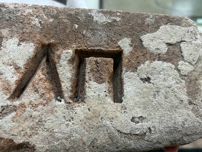 Найдавнішому експонату близько 200 років. Художник з Дніпропетровщини подарував місцевому музею колекцію цеглин Найдавнішому експонату близько 200 років. Художник з Дніпропетровщини подарував місцевому музею колекцію цеглин