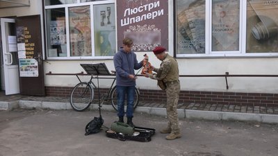 20-річний скрипаль грає у прикордонних громадах, щоб порадувати містян та заробити на навчання 20-річний скрипаль грає у прикордонних громадах, щоб порадувати містян та заробити на навчання