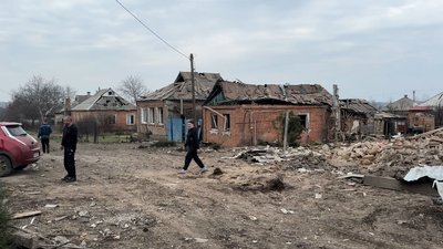 Вже вдруге тікають від війни: родина переселенців потрапила під обстріл у Слов’янську Вже вдруге тікають від війни: родина переселенців потрапила під обстріл у Слов’янську