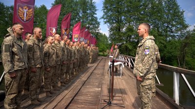 На Житомирщині курсанти одеської Військової академії отримали марунові берети ДШВ На Житомирщині курсанти одеської Військової академії отримали марунові берети ДШВ