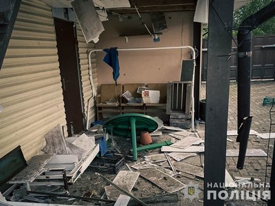 Пошкоджено 7 будинків: поліція показала наслідки російської атаки на Сумщину Пошкоджено 7 будинків: поліція показала наслідки російської атаки на Сумщину