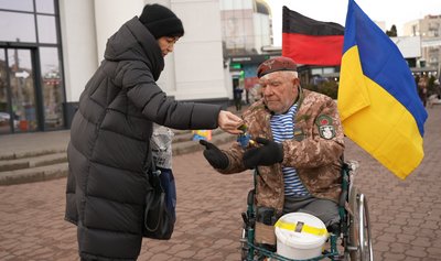 "Я мандрую по всій Україні, я її пізнаю більше": 77-річний волонтер "дядя Гриша" завітав до Хмельницького "Я мандрую по всій Україні, я її пізнаю більше": 77-річний волонтер "дядя Гриша" завітав до Хмельницького