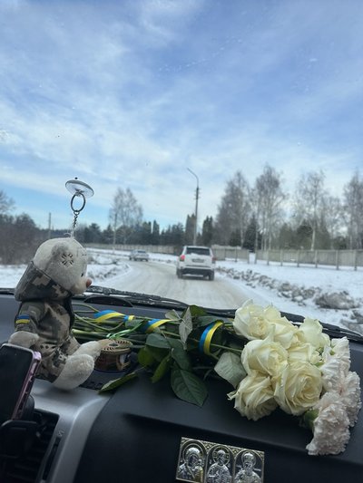 Квіти у авто, з якими Олена їхала на могилу Квіти у авто, з якими Олена їхала на могилу