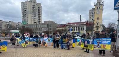 Понад 100 людей долучились сьогодні до акції "Поверніть героїв з полону. Знайдіть безвісти зниклих" у середмісті, 10 квітня 2026 року, Хмельницький Понад 100 людей долучились сьогодні до акції "Поверніть героїв з полону. Знайдіть безвісти зниклих" у середмісті, 10 квітня 2026 року, Хмельницький