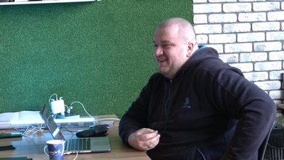 Гумором допомагають ЗСУ: історії рівненського стендапера Святослава Панчука