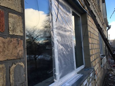 Вибиті вікна, дірки в покрівлі і стінах: уламки збитих дронів наробили лиха на Київщині Вибиті вікна, дірки в покрівлі і стінах: уламки збитих дронів наробили лиха на Київщині