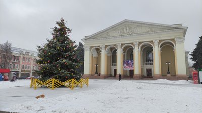Що кажуть полтавці про встановлення новорічної ялинки у центрі міста Що кажуть полтавці про встановлення новорічної ялинки у центрі міста