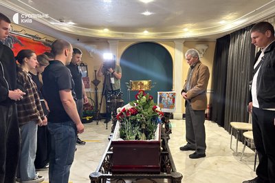 "Грав дуже жорстко, хоча був доброю людиною": у Києві попрощалися з загиблим під час атаки РФ флорболістом Юрієм Орловим "Грав дуже жорстко, хоча був доброю людиною": у Києві попрощалися з загиблим під час атаки РФ флорболістом Юрієм Орловим
