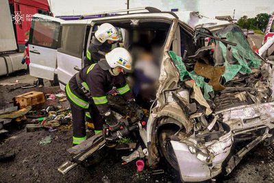 У ДТП на Тернопільщині загинули троє людей з Вінниччини, ще одного підлітка госпіталізували У ДТП на Тернопільщині загинули троє людей з Вінниччини, ще одного підлітка госпіталізували