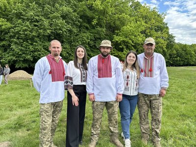 На Буковині військовим, які проходять ротацію подарували вишиванки На Буковині військовим, які проходять ротацію подарували вишиванки