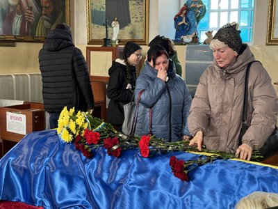 У Херсоні провели в останню путь двох загиблих бійців Олександра Бігаса та Володимира Ситнікова У Херсоні провели в останню путь двох загиблих бійців Олександра Бігаса та Володимира Ситнікова