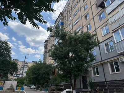 У Кривому Розі біля багатоповерхівки вибухнула граната — місцеві підозрюють ветерана У Кривому Розі біля багатоповерхівки вибухнула граната — місцеві підозрюють ветерана