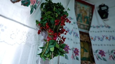 Обряд сукання весільної свічки зберігають жительки села на Житомирщині Обряд сукання весільної свічки зберігають жительки села на Житомирщині