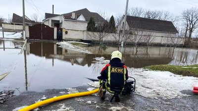 У Кіровоградській області рятувальники відкачують воду у дворах, підвалах та з території дитсадка У Кіровоградській області рятувальники відкачують воду у дворах, підвалах та з території дитсадка