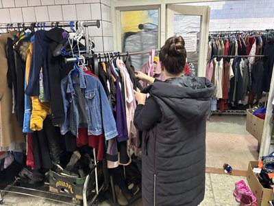 Одяг безкоштовно для переселенців і місцевих: як працює «Шафа доброти» на Буковині Одяг безкоштовно для переселенців і місцевих: як працює «Шафа доброти» на Буковині