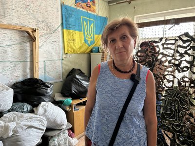 «Знаємо для чого сюди ходимо»: у Кременчуці волонтерки плетуть маскувальні сітки для військових «Знаємо для чого сюди ходимо»: у Кременчуці волонтерки плетуть маскувальні сітки для військових