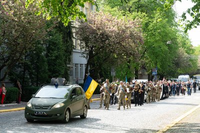 В Ужгороді попрощалися з полеглим захисником Едуардом Перебзяком В Ужгороді попрощалися з полеглим захисником Едуардом Перебзяком