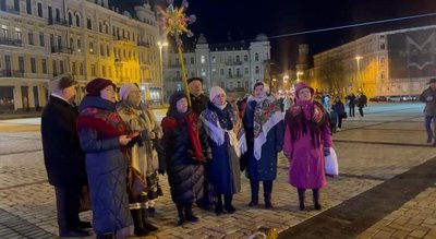 Новорічні святкування: кияни збираються біля ялинки на Софійській площі Новорічні святкування: кияни збираються біля ялинки на Софійській площі