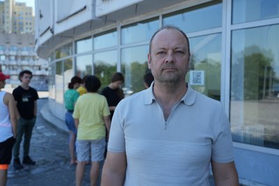 Очищують від графіті й ґрунтують фасад. На території цирку у Дніпрі влаштували толоку