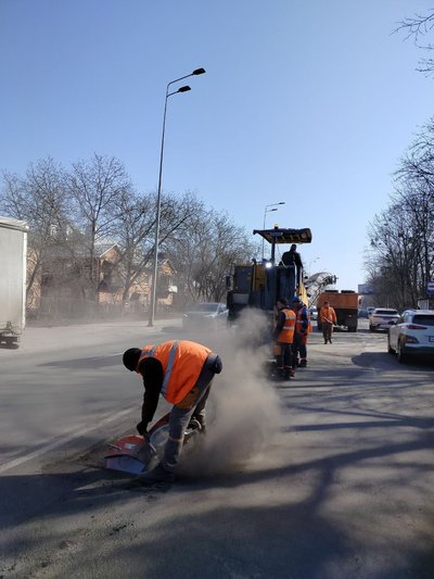 У Вінниці почали сезонний ремонт доріг: де вже працює техніка У Вінниці почали сезонний ремонт доріг: де вже працює техніка