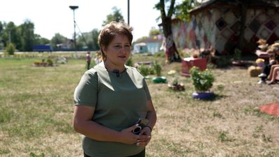 На Чернігівщині жителі села оздобили хати хустками та рушниками своїх прабабусь На Чернігівщині жителі села оздобили хати хустками та рушниками своїх прабабусь