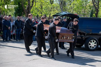 "Я досі не вірю": в Одесі попрощалися з депутатом міськради Олександром Іваницьким, якого знайшли мертвим в авто "Я досі не вірю": в Одесі попрощалися з депутатом міськради Олександром Іваницьким, якого знайшли мертвим в авто