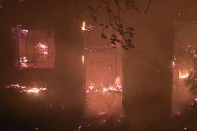 Один з будинків під час пожежі внаслідок обстрілу на Миколаївщині Один з будинків під час пожежі внаслідок обстрілу на Миколаївщині