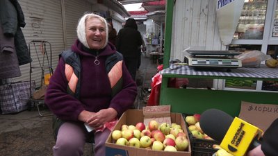Скільки коштують сезонні овочі та фрукти на ринку у Рівному Скільки коштують сезонні овочі та фрукти на ринку у Рівному