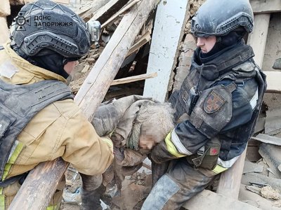 Армія РФ обстріляла прифронтовий Оріхів: поранену деблокували з-під завалів будинку Армія РФ обстріляла прифронтовий Оріхів: поранену деблокували з-під завалів будинку