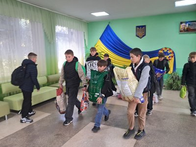 Учні вінницьких шкіл передали понад 300 кг корму для собак муніципальному притулку