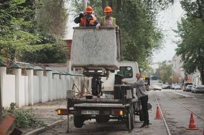 Електрики усувать наслідки буревію у Харкові, 13 липня 2025 року Електрики усувать наслідки буревію у Харкові, 13 липня 2025 року