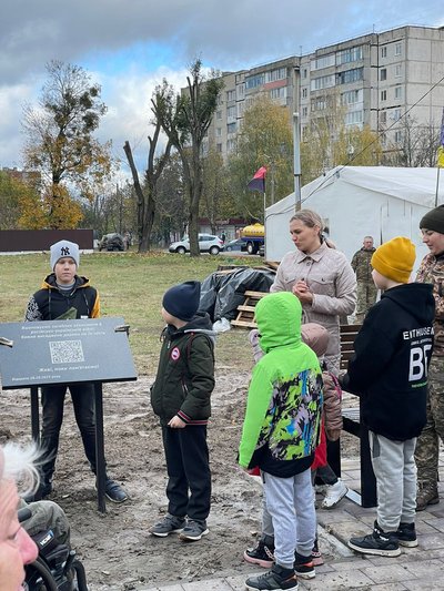На Житомирщині в пам'ять про полеглих воїнів відбулася акція "Посаджу калину" На Житомирщині в пам'ять про полеглих воїнів відбулася акція "Посаджу калину"