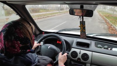 "Син купив машину. Його забрали на війну": історія волинянки, яка у 67 років стала водійкою "Син купив машину. Його забрали на війну": історія волинянки, яка у 67 років стала водійкою