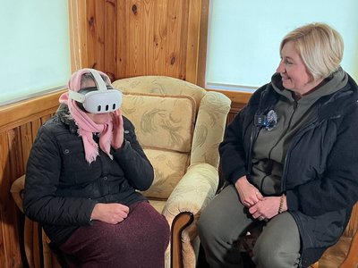 Екскурсія у 65: жителі села на Черкащині "подорожують" за допомогою віртуальної реальності Екскурсія у 65: жителі села на Черкащині "подорожують" за допомогою віртуальної реальності