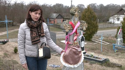 Вбирання могильних хрестів на Рівненщині: що означає ця давня традиція Вбирання могильних хрестів на Рівненщині: що означає ця давня традиція