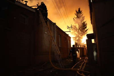 Рятувальники ДСНС гасили масштабну пожежу у Харкові після влучання реактивного БпЛА Рятувальники ДСНС гасили масштабну пожежу у Харкові після влучання реактивного БпЛА