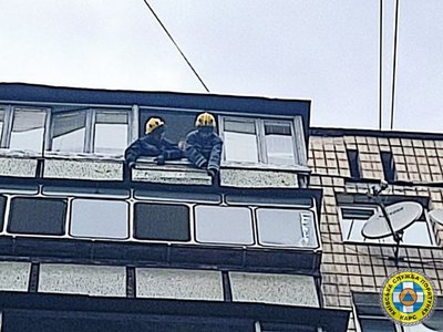 У Києві рятувальники КАРС розбирають конструкції будівель, пошкоджені російськими обстрілами У Києві рятувальники КАРС розбирають конструкції будівель, пошкоджені російськими обстрілами