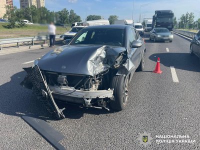 Бус влетів у відбійник і перекинуся: на Оболоні сталася смертельна ДТП Бус влетів у відбійник і перекинуся: на Оболоні сталася смертельна ДТП