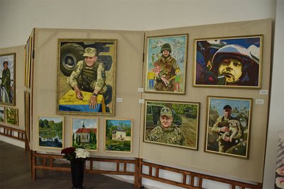 У Старокостянтинові на Хмельниччині триває виставка портретів загиблих захисників У Старокостянтинові на Хмельниччині триває виставка портретів загиблих захисників