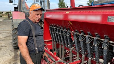 Посівна озима пшениця сільське господарство фермерство оператор Леонтій прифронтова Іллінівська громада Донецька область 10 вересня 2024 рік Посівна озима пшениця сільське господарство фермерство оператор Леонтій прифронтова Іллінівська громада Донецька область 10 вересня 2024 рік